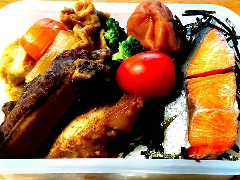 タッパー弁当🍱豚スペアリブ、紅鮭、卵焼き、大根と油揚げの煮物、梅干し、ブロッコリー、🍅アイコ|sudachiさん