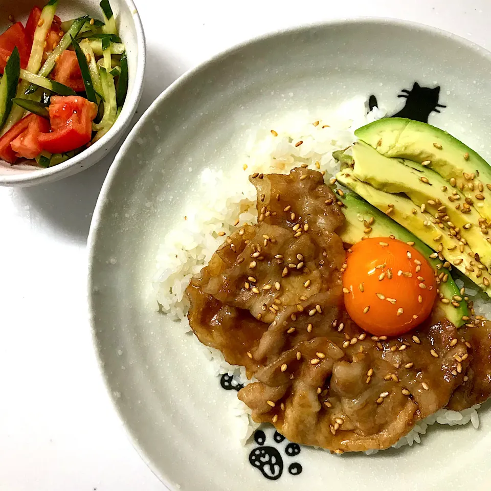 カラメル豚丼♡トマトときゅうりの中華サラダ♡|まゆかさん