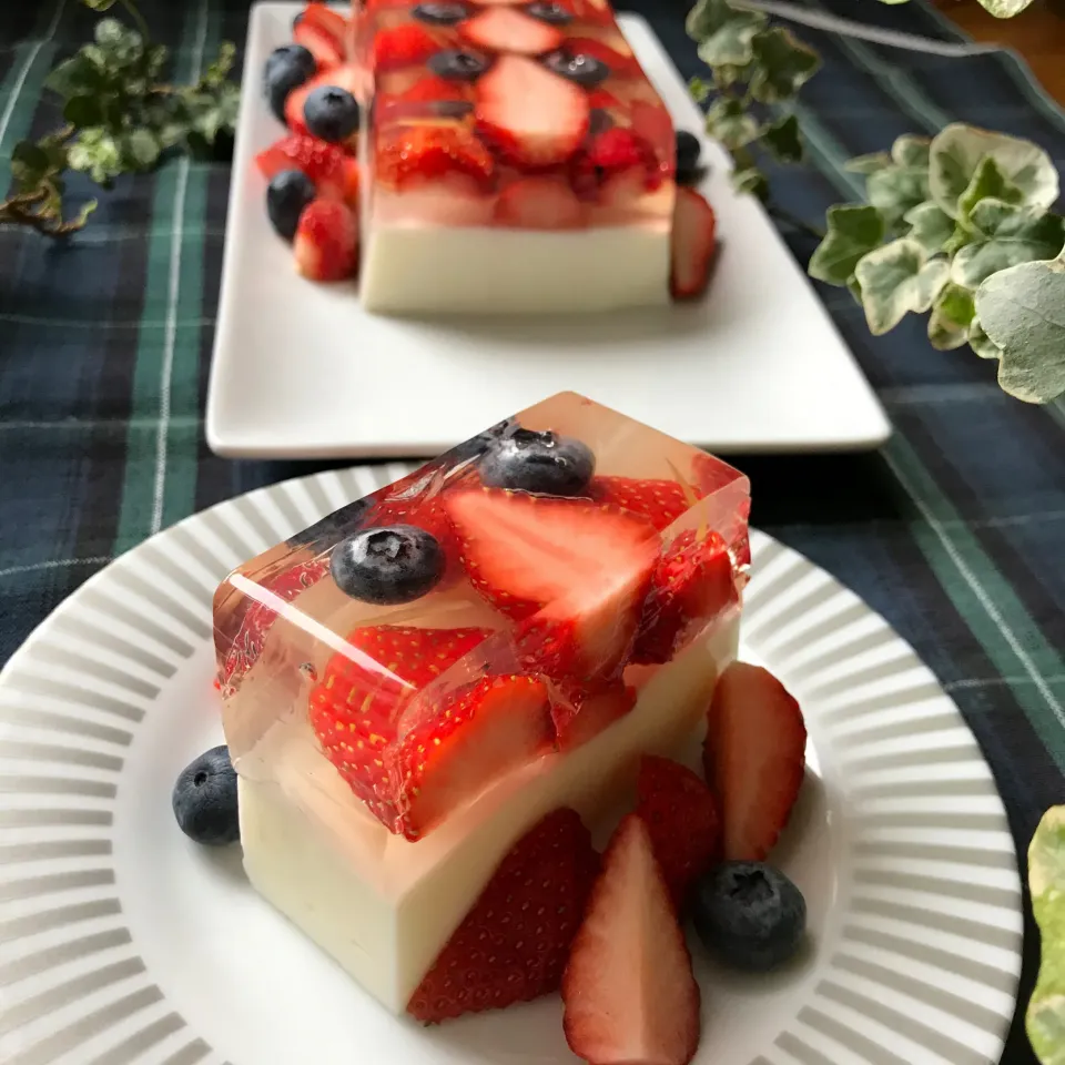 Snapdishの料理写真:🍓🐮いちごとミルクのゼリーテリーヌ、切りました😊　ぷるん、チュルンと甘酸っぱくてウマウマ😋🥄|Hollyさん