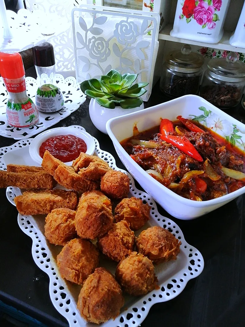 Sambal sardine & chicken ball spicy..|azirasamsuddin771008055774さん