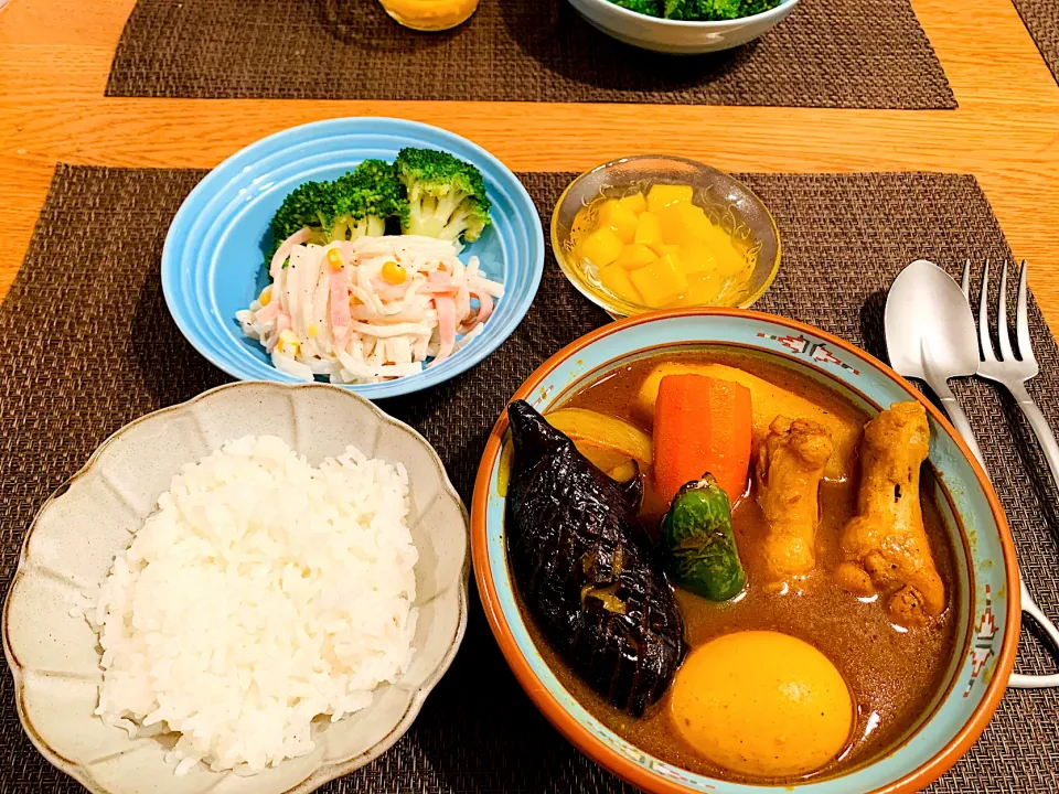 Snapdishの料理写真:我が家の晩ごはん🍚スープカレー、大根サラダ、マンゴーフルーツ|いちごさん