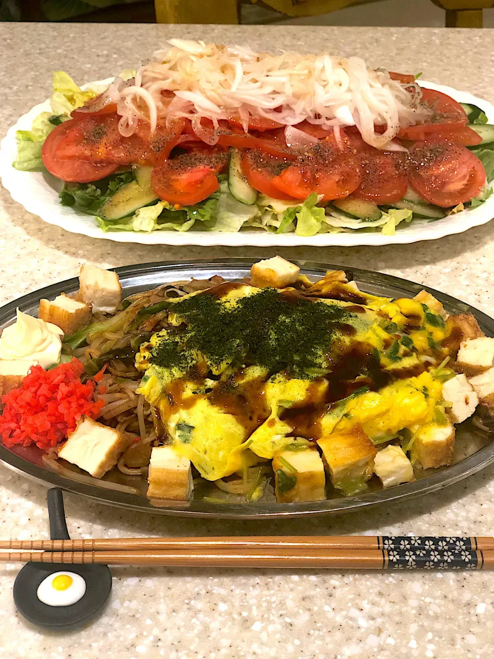 三つ葉☘入りオム焼きそば！トッピング厚揚げはシラチャーソースで食べます！|Mayumiさん