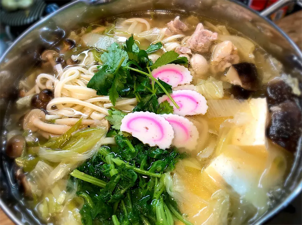 Snapdishの料理写真:うどん鍋　　　　　　　　　　　　　　　　鶏もも肉　大根葉　豆腐　椎茸　しめじ　　　わらスボ（鳴門みたいなの🍥）|じゅんさんさん