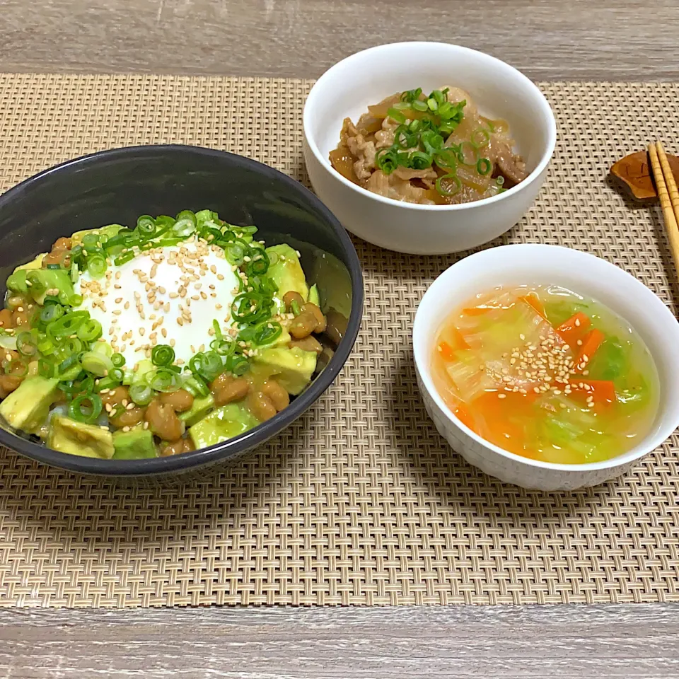 納豆とアボガドのユッケ丼 大根と豚肉のにんにく炒め 春雨スープ|m iさん