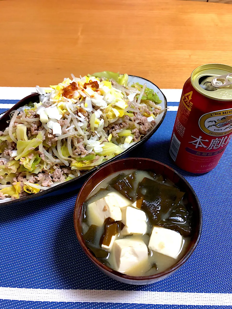 豚そぼろ野菜炒め丼、新わかめ味噌汁|小次郎さん