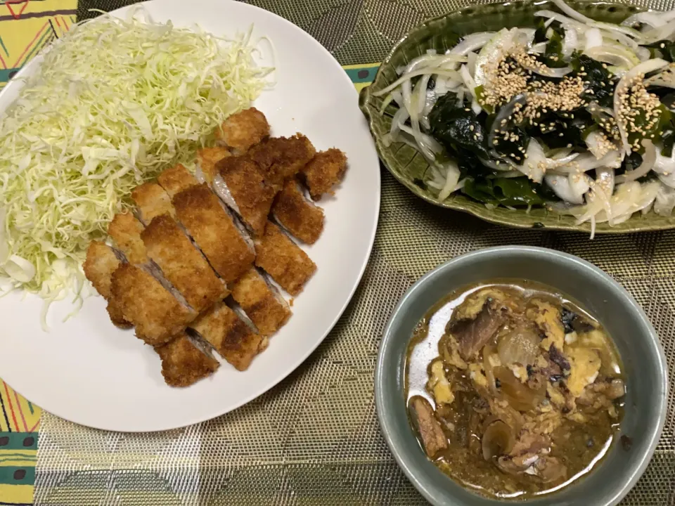 とんかつ、新たまねぎと新わかめのサラダ、鯖水煮卵とじ|peanutsさん