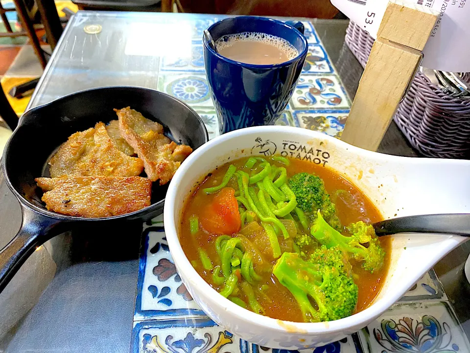 Snapdishの料理写真:Tomato soup with spinach noodles, pork chop & chocolate|skyblueさん