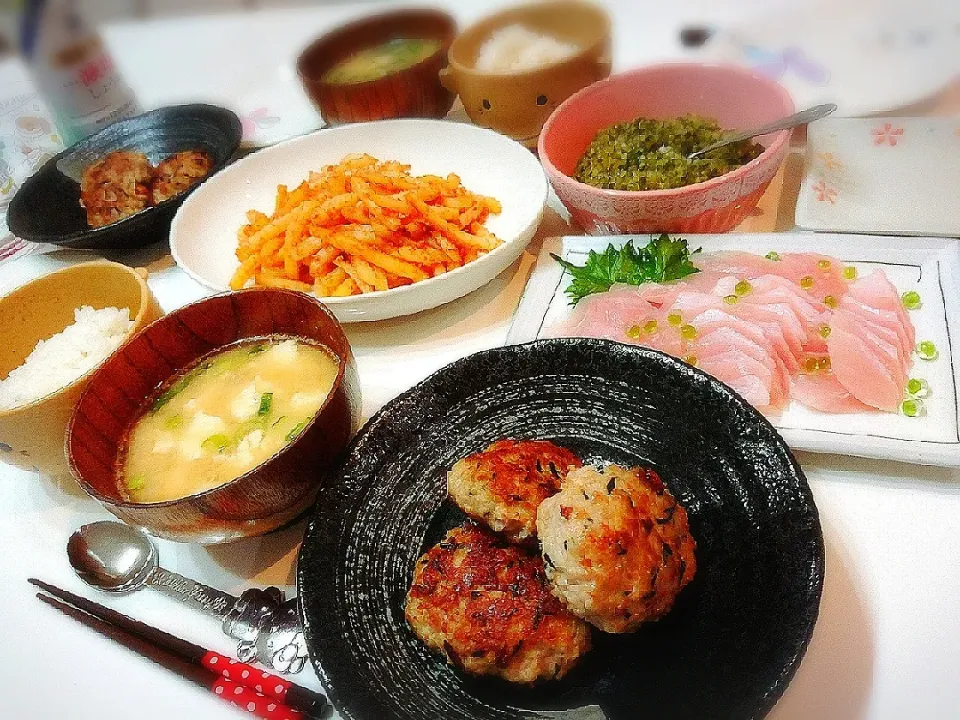 夕食(^ー^)
ひじき豆腐ハンバーグ
マグロ刺身
タラコポテト
きゅうり漬物
担々風スープ(挽肉、豆腐、小松菜、)|プリン☆さん