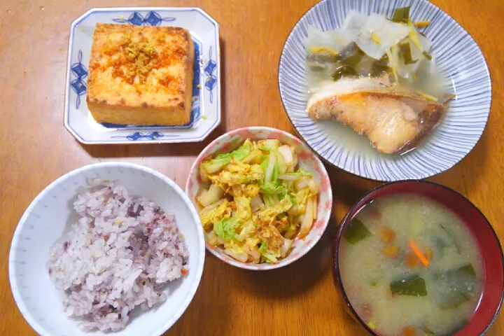 ２月１０日　鰤の酒塩煮　厚揚げ　白菜のごまポンサラダ　なめことにんじんのお味噌汁|いもこ。さん