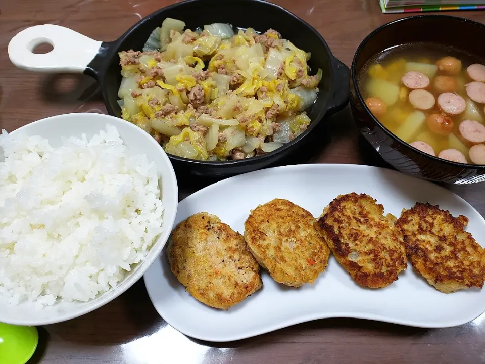 Snapdishの料理写真:パパ不在のため手抜きの日
豆腐ハンバーグ、白菜とひき肉のトロトロ煮、コーンじゃがスープ|みーさん