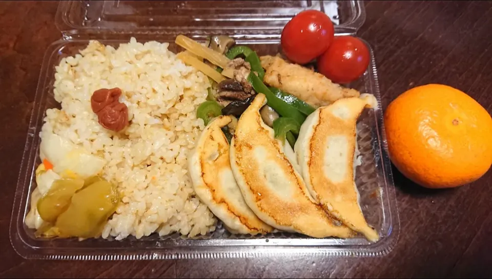 Snapdishの料理写真:肉細切りピーマン弁当（ぎょうざの満州製😋）|りょーさん