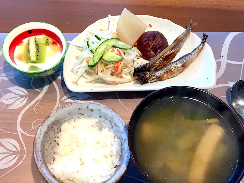 朝ごはん
焼きししゃも、大根煮物、椎茸醤油焼き、もやしとカニカマときゅうりの酢の物、白米、豆腐と揚げと小松菜の味噌汁、キウイ添えヨーグルト|かよちゃんさん