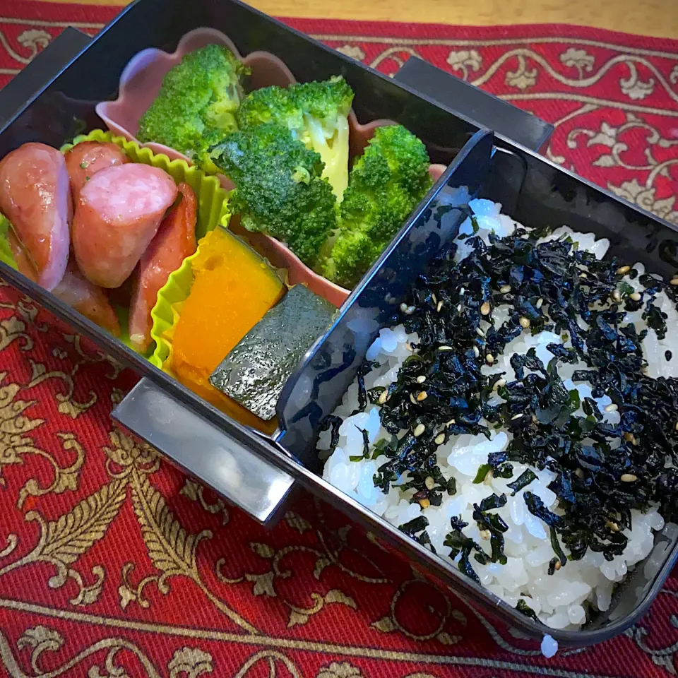 ソーセージとブロッコリーのソテーと、南瓜の煮物と、しそ入りワカメご飯弁当|もえさん