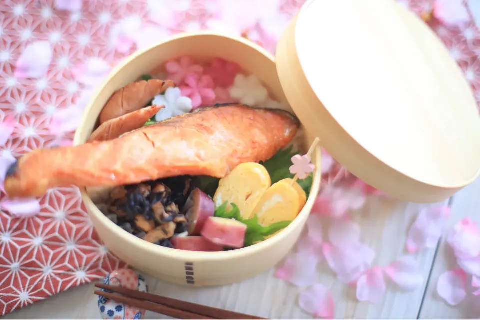 Snapdishの料理写真:お久しぶりの鮭弁当🍱♫|ゆいか＊さくママさん