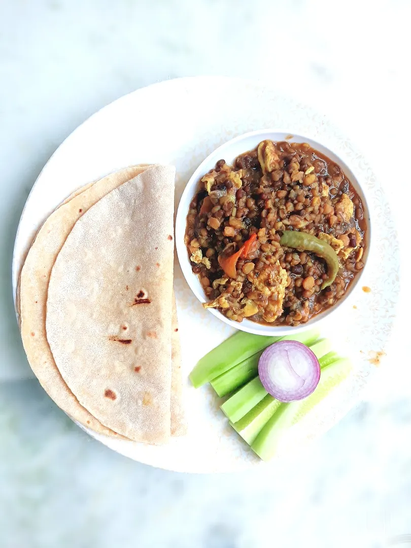 My homemade tasty😋 Egg 🥚Tadka🥘 With Roti🥞 and selads 🥗..|💙Meals 😋 & Memories 💚🎈さん