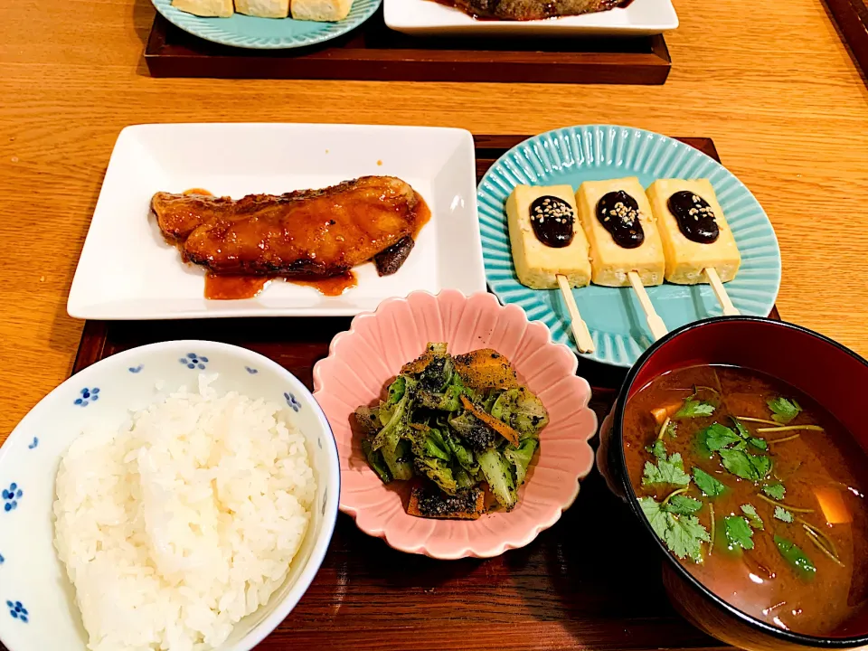 我が家の晩ごはん🍚真だらの照り焼き、豆腐田楽、キャベツと人参の胡麻和え、みそ汁|いちごさん