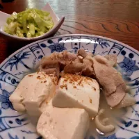 Snapdishの料理写真:肉どうふ　キャベツとタマネギのサラダ|hiro1379さん