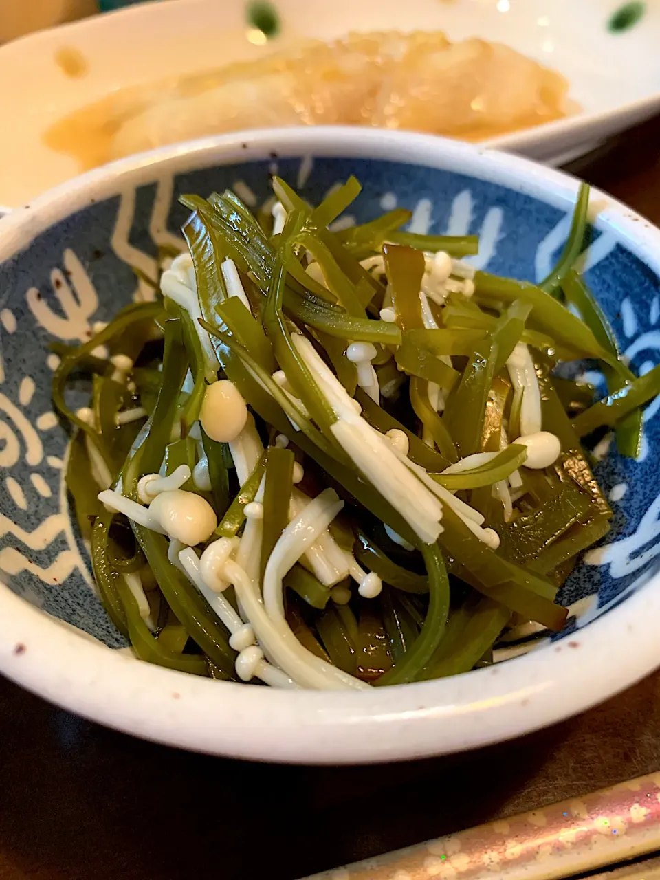 Snapdishの料理写真:切り昆布と榎茸のお出汁和え🍄|みっこちゃんさん