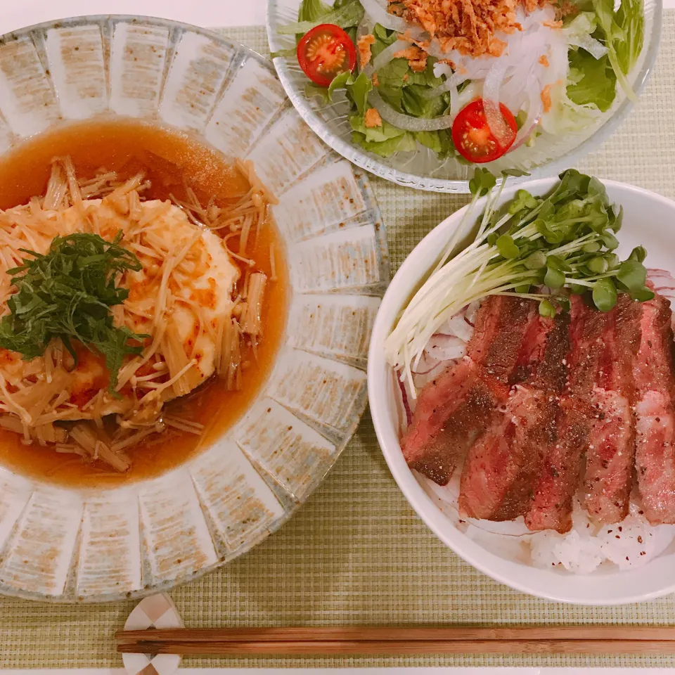 今日はステーキ丼にあっさり豆腐ハンバーグ|JAMさん