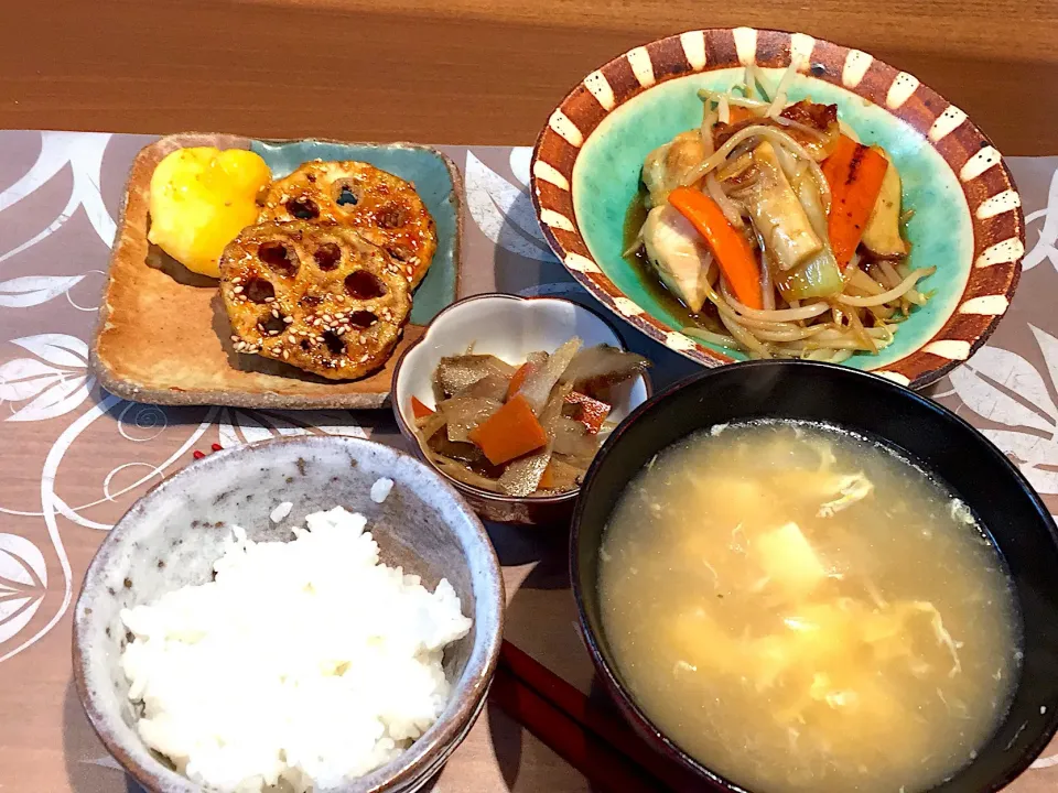 晩御飯
鶏肉と野菜の旨味炒め、レンコン揚げ甘辛ダレ、海老マヨ、きんぴらごぼう、白米、豆腐と玉ねぎの卵スープ|かよちゃんさん