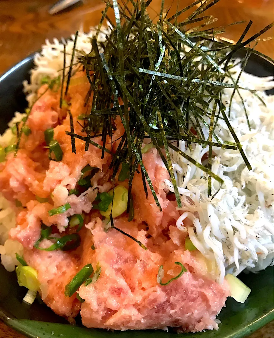 Snapdishの料理写真:ねぎとろ&しらす丼🍚|Toru Satoさん