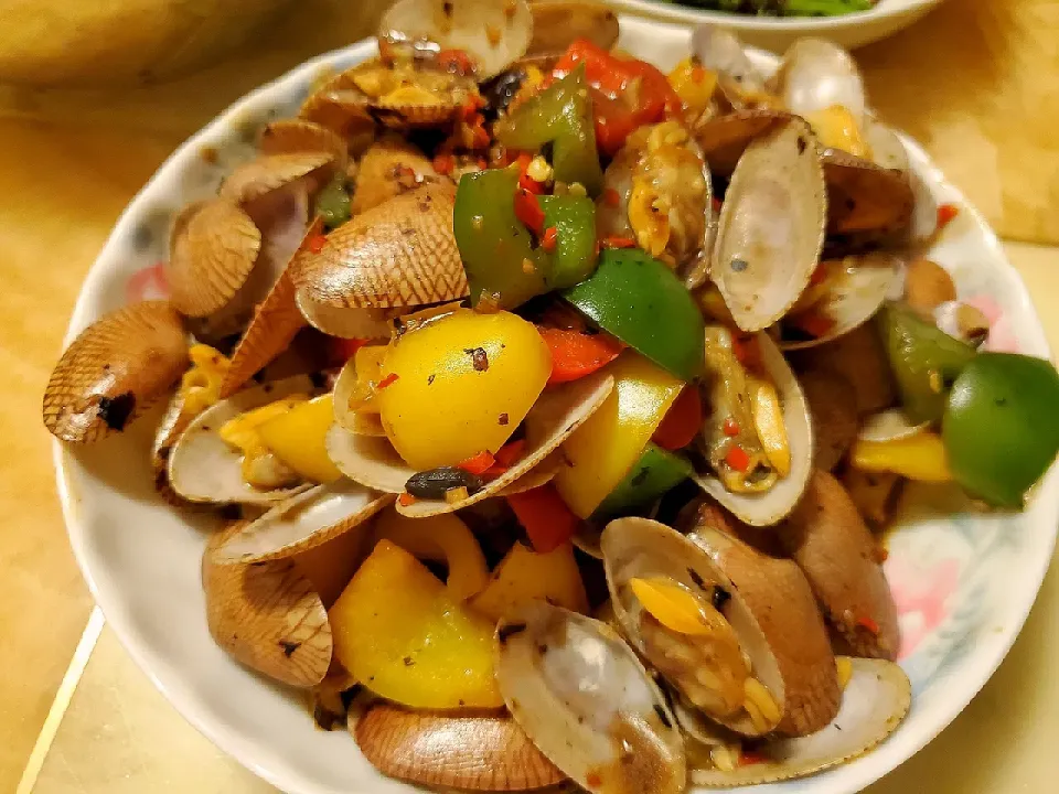 Snapdishの料理写真:stir-fried clams with traffic light peppers|tomatomaさん