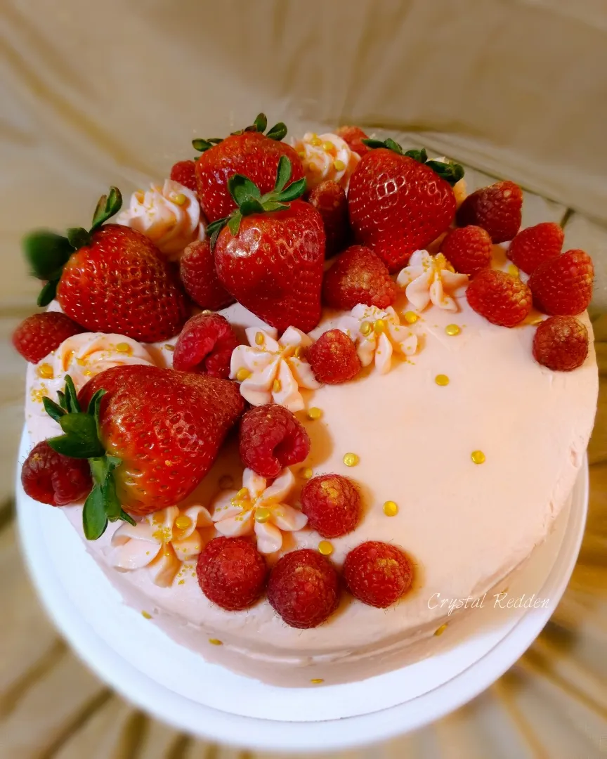 Pink Velvet Cake with vanilla custard and peach curd filling and vanilla buttercream frosting.|crystal reddenさん