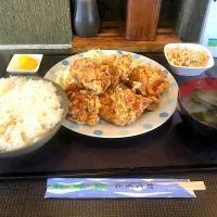 Snapdishの料理写真:岩見沢の未来亭　唐揚げ定食普通盛り|Isao Kataokaさん