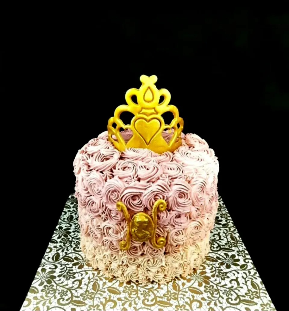 Snapdishの料理写真:♡ A Crown Cake. 
1 kg of pandan sponges. Layered with lightly toasted roasted Korean sea salted dry coconut flakes. Drizzled with orange tinged gula melaka syrup. Frosted in gula melaka swiss buttercream.|zakicakesさん