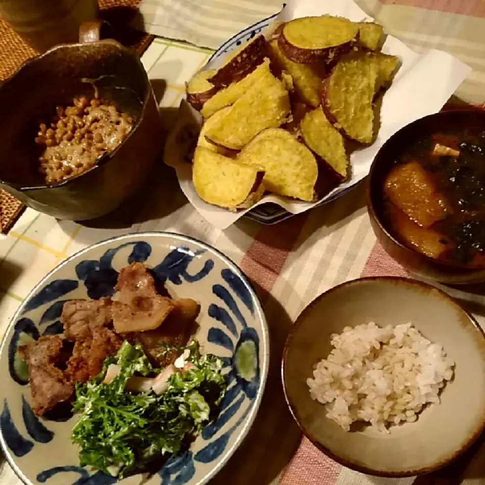 豚ロース焼き2種　麻辣とハーブ味
わさび菜サラダ　さつまいも天　アオサの味噌汁|pecopaさん