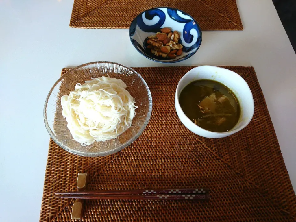 今日の昼食 無印グリーンカレー、そうめん、ナッツ|pinknari🐰🌈さん