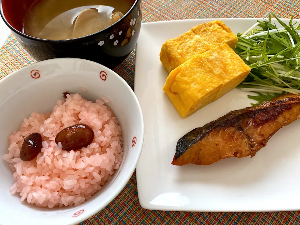 どさんこの赤飯、ブリ、卵焼き、あさりの味噌汁|ずずさん