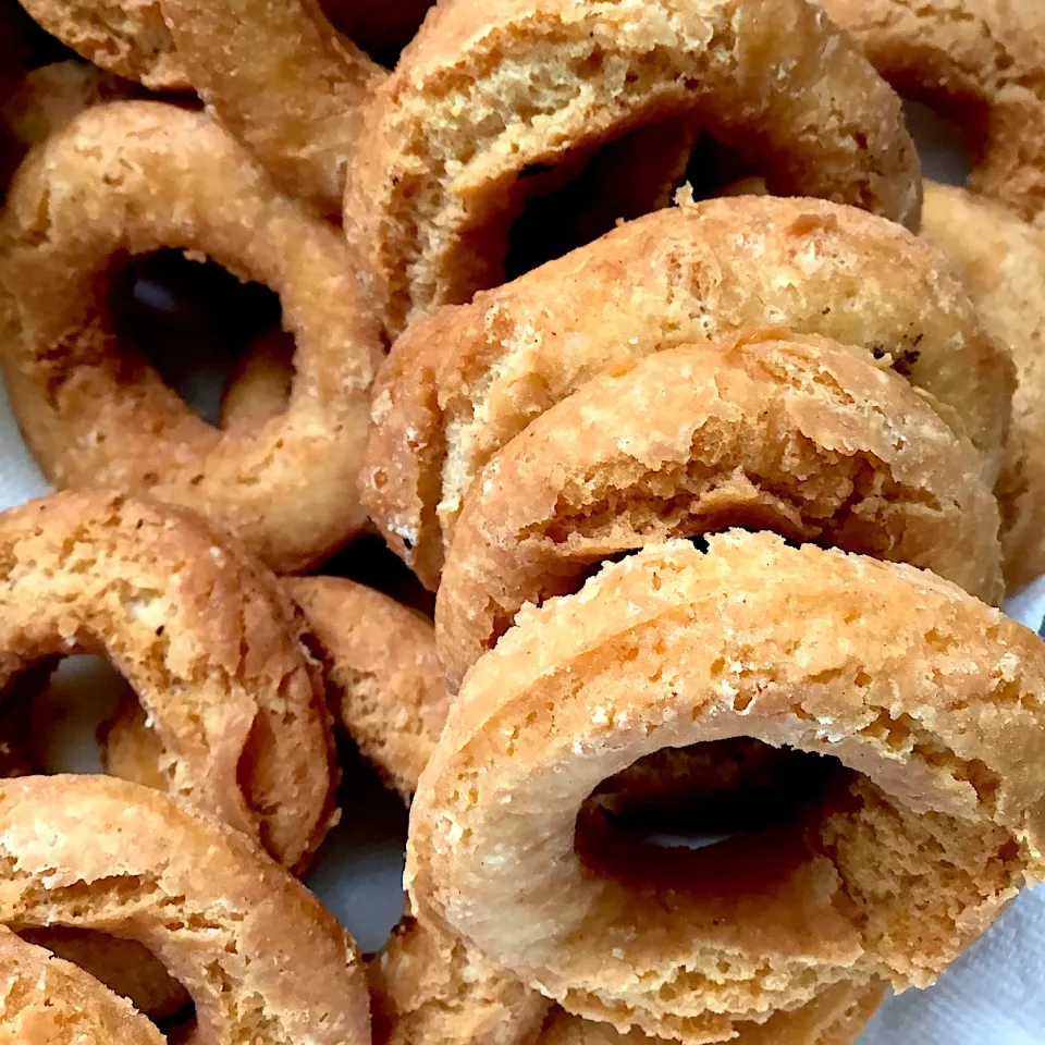 ドーナツ揚げました🍩。　ホットケーキミックスで簡単おやつ😊。|Mom cookingさん