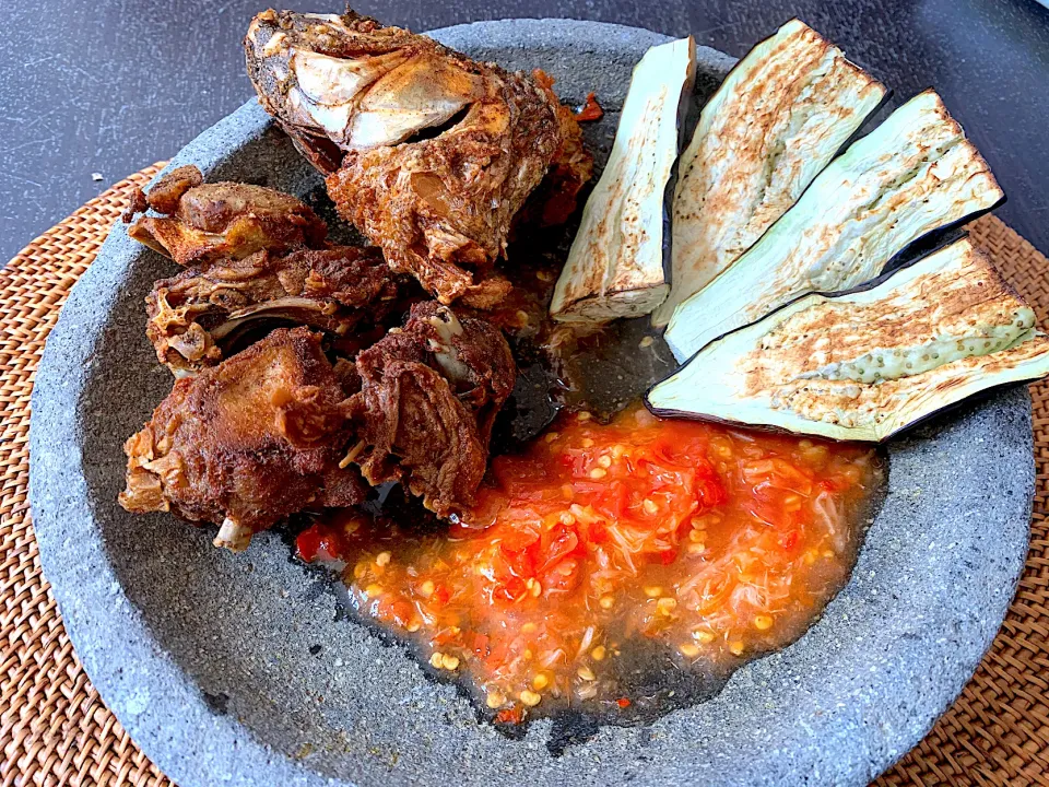 Bebek goreng sambal tomat|yeni kartikasariさん