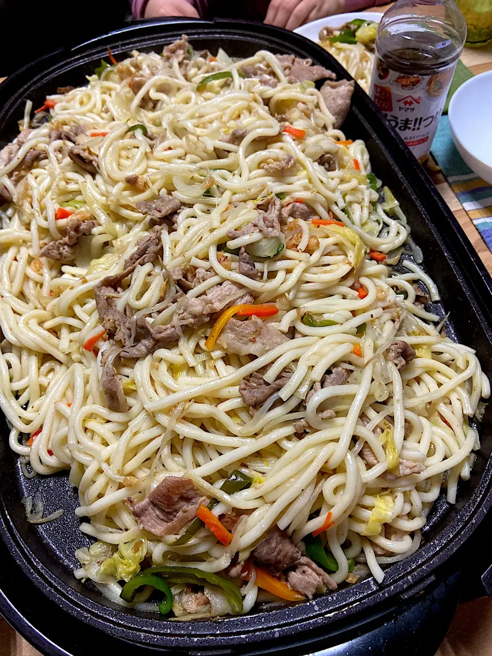 お夕飯は、ホットプレートで焼うどん！これうまつゆで❣️|renharuruさん