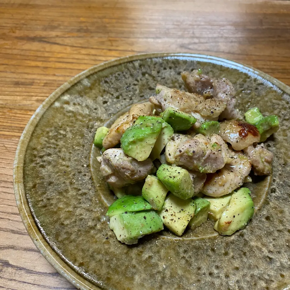 アボカドと鶏肉の塩ダレ炒め|はーさん