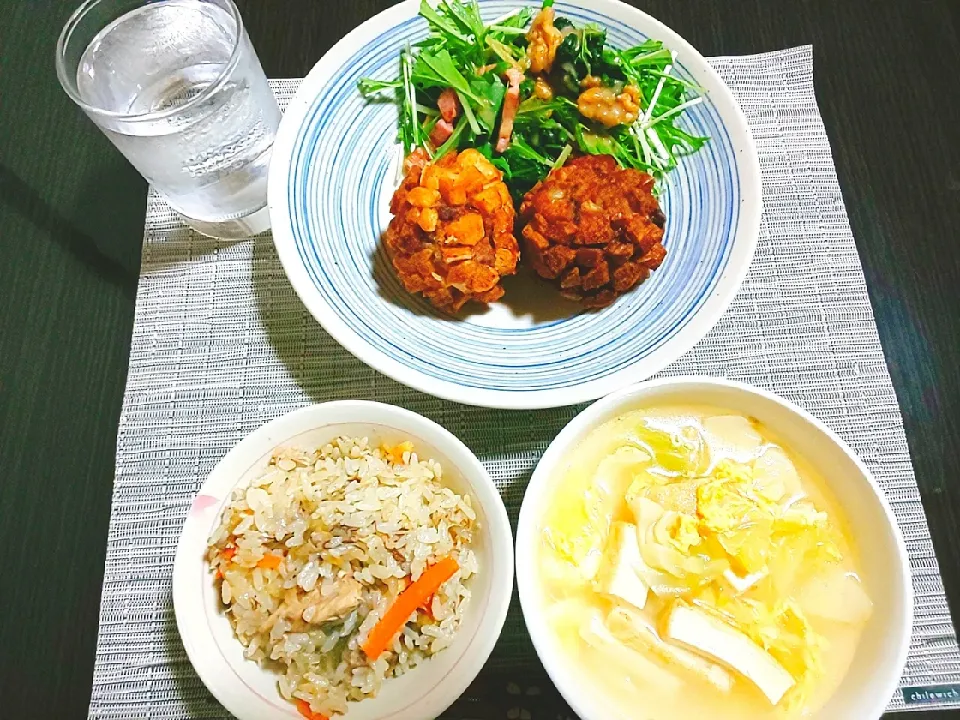 鯖缶ととろろ昆布の炊き込みご飯、キャベツと厚揚げの春雨スープ、エビ入り肉団子のあじさい揚げ、ほうれん草とクルミのサラダ|サトリさん