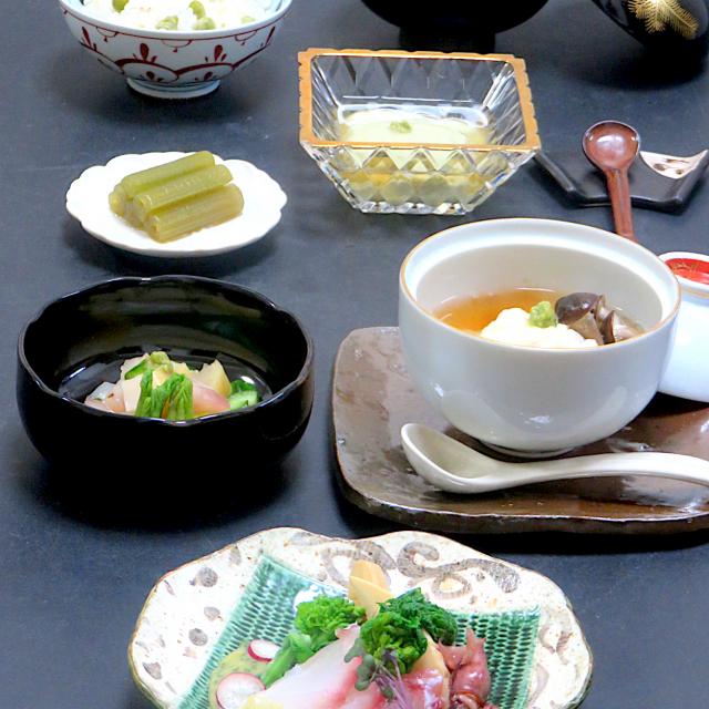 今晩は 昆布締めコショウダイと筍の春菜木の芽味噌ドレ 蛍烏賊 菜花 ラディッシュ コショウダイの蕪蒸し コショウダイの東海寺和え 加減酢 たらの芽 沢庵 胡瓜 山葵 蕗お浸し うすい豆腐餡かけ コショウダイの清汁 青豆発芽玄米ご飯 Akazawa3 Snapdish スナップ