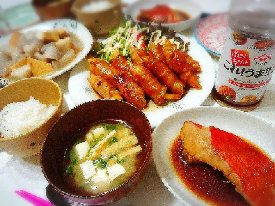 夕食(^ー^)
肉巻きポテト&サラダ
金目鯛の煮付け
里芋とこんにゃくと厚揚げの煮物
お味噌汁(わけぎ、豆腐、油揚げ)|プリン☆さん