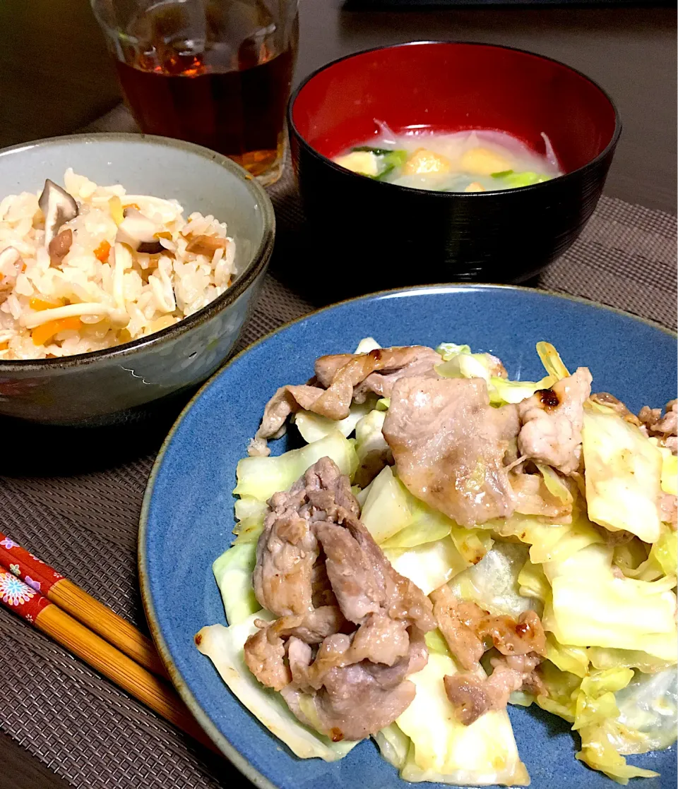 やきとり缶で炊き込みご飯　味噌汁　豚こまキャベツの塩炒め|ちぐあささん