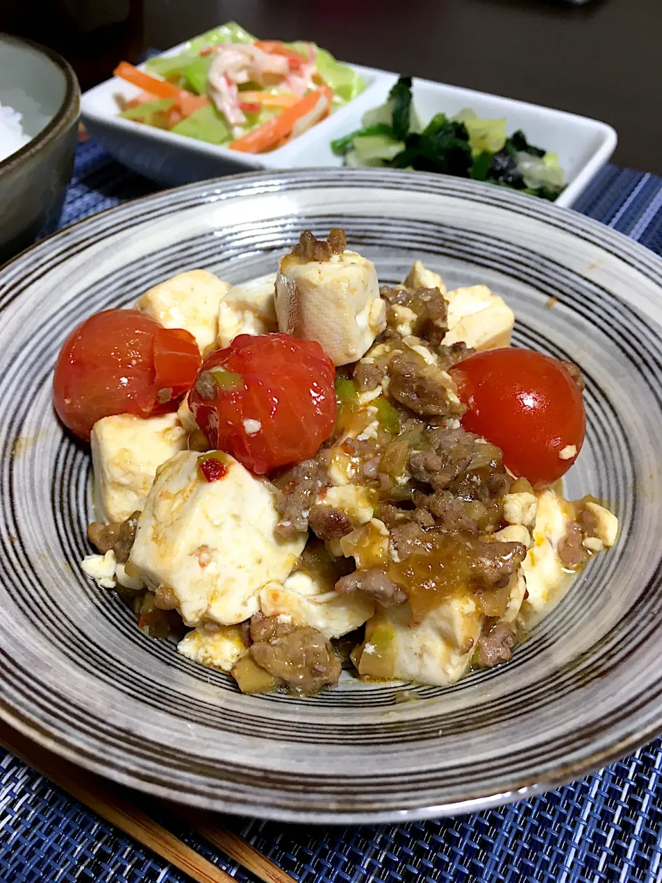 トマト麻婆豆腐　小松菜と白菜の海苔和え　キャベツのさらだ|ちぐあささん