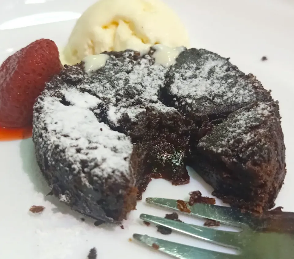 another yummy freshly bakes MOLTEN CHOCOLATE LAVA CUP CAKES springkles with sugar icing and garnish with starwberry and vanilla ice cream 😋🍴|momshie's Jさん