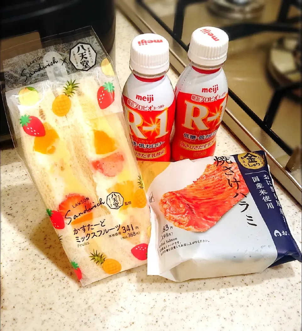 ローソンっ
#酔っぱでR1買いに行って無駄遣いw
#いちごサンドなかなか出会えないなぁ
#ミックスフルーツもラス1でしたん
#鮭ハラミ🍙はね…具より米が微妙～|GGGさん