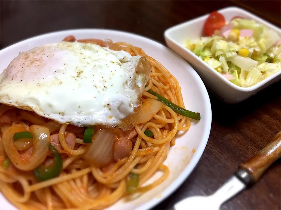 ナポリタンon目玉焼き    キャベツとハムとコーンのサラダ|まるちゃんさん