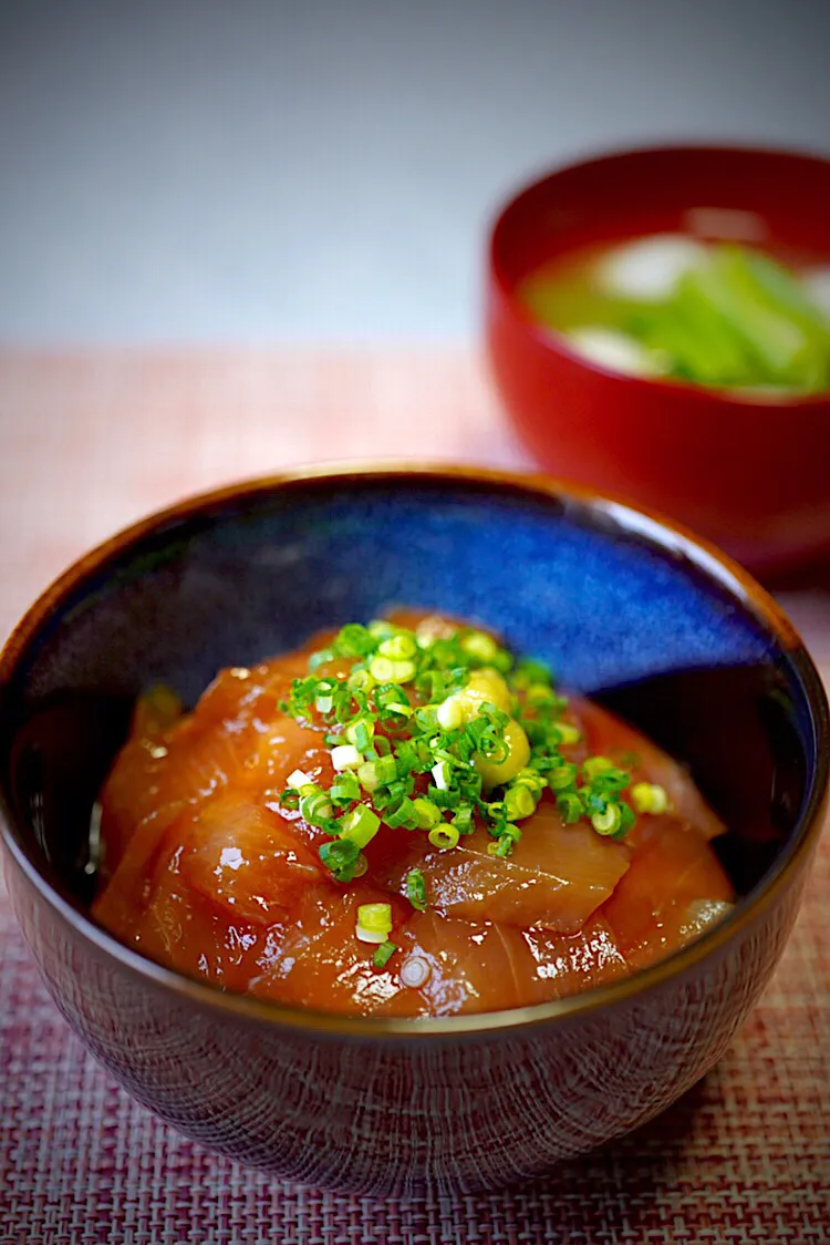 Snapdishの料理写真:熟成ブリトロのヅケ丼❗️休日の朝ごはん。チコちゃんに叱られる！を観ながら・・・|イチロッタさん