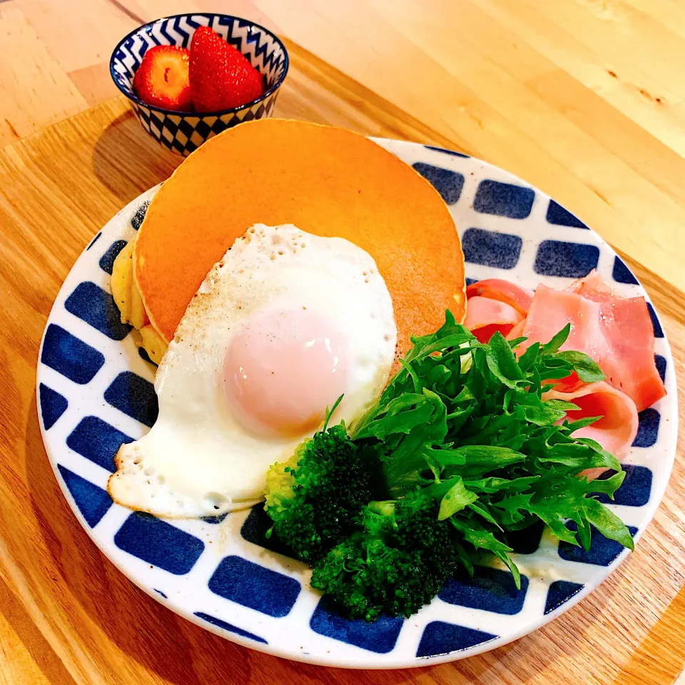 休日のモーニングプレート🥞✴︎                        米粉パンケーキでもっちり♬|あやみんさん