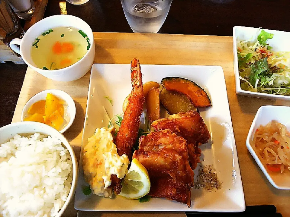 Snapdishの料理写真:#ランチ(からあげ・エビフライ)

#ミーチュ・カフェ|∞aya∞さん