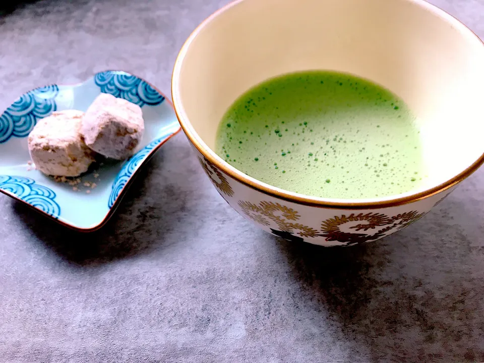 きな粉たっぷりのお菓子”和の心”と頂くお抹茶🍵💕|めぐぐさん