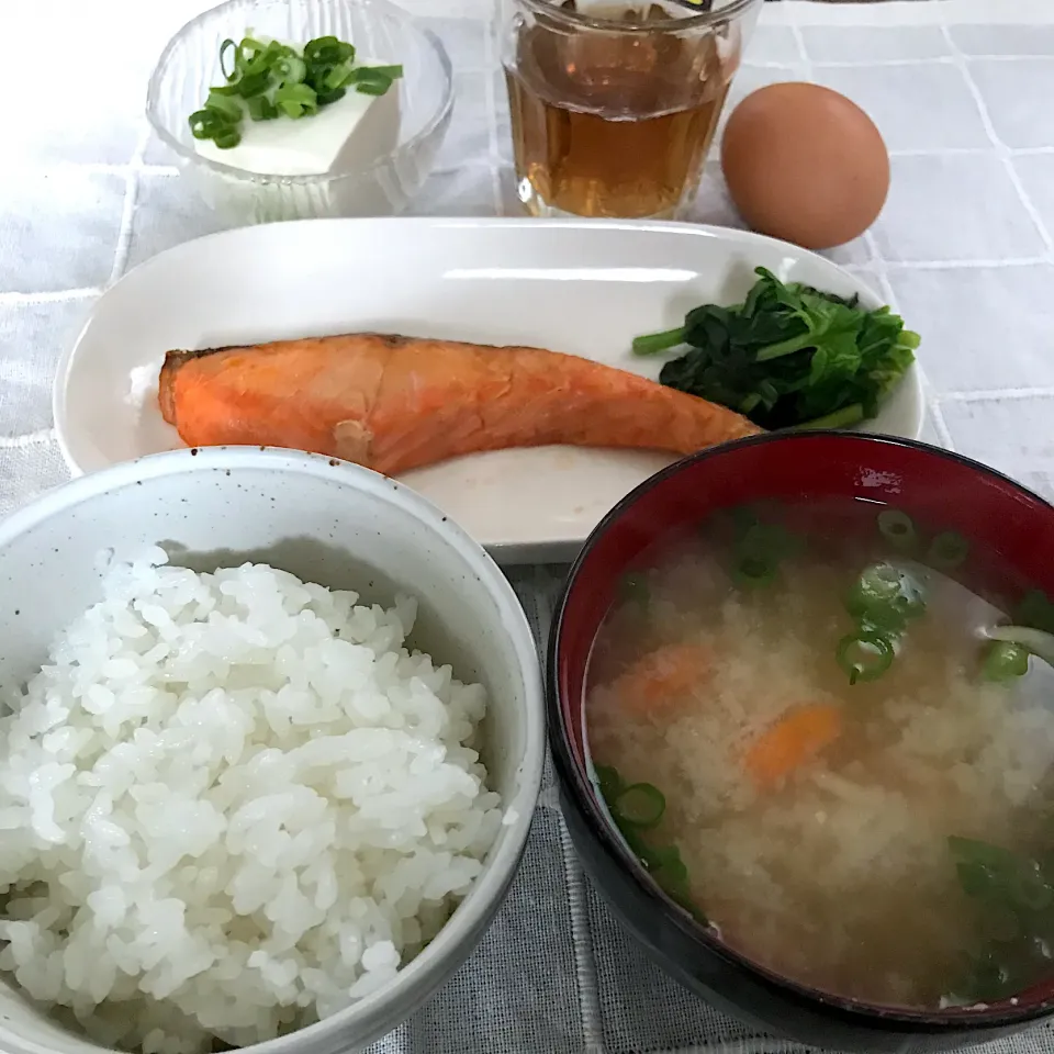 Snapdishの料理写真:焼鮭、野菜のお味噌汁、奴、お浸し、たまご|純さん