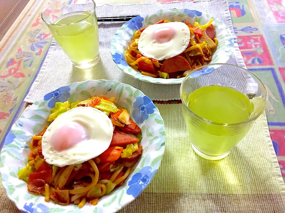 Snapdishの料理写真:お昼は具沢山焼うどん 目玉焼き乗せ|Emiさん